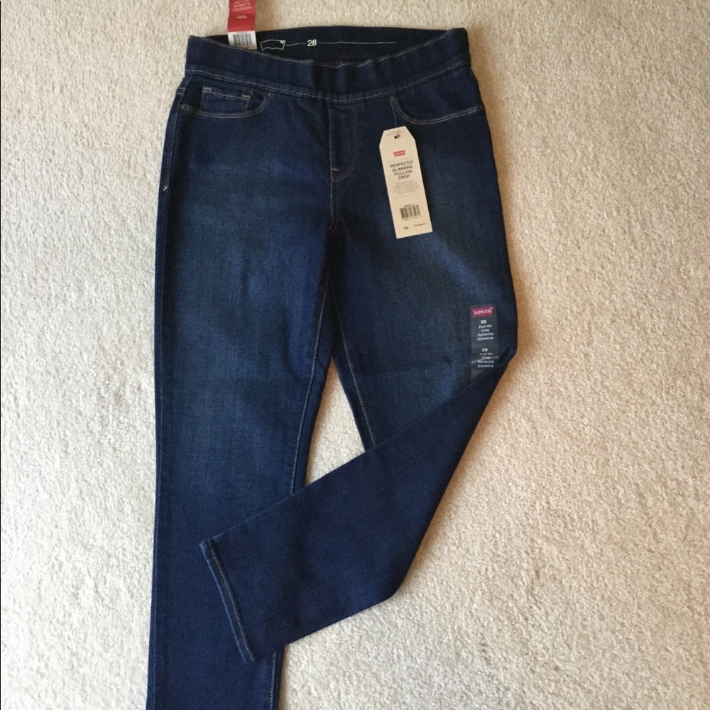 New Levi’s Pull On Style Crop Jeans